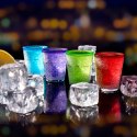 Nietopniejące kieliszki lodowe kolorowe do wódki